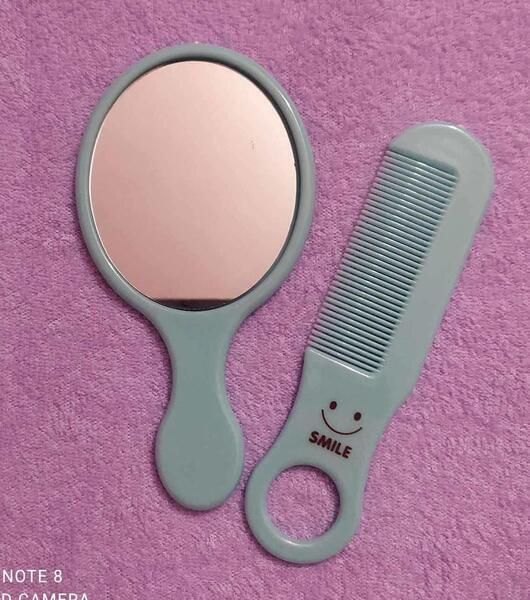 Handheld Fashionable Beauty Mirror With Comb (Color May Vary)