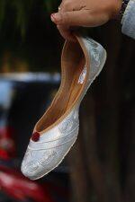 Silver Puffed Rajistani Punjabi Kolapuri Jutti For Women (AON) (SILVER)