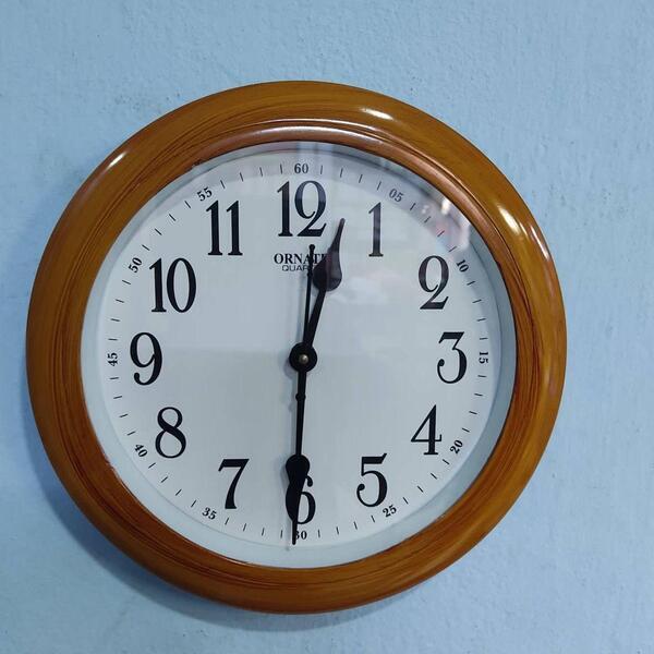 New Design-Round Shape Numbering Dial With Clear Visiblity Durable Quality Attractive Model Wall Clock