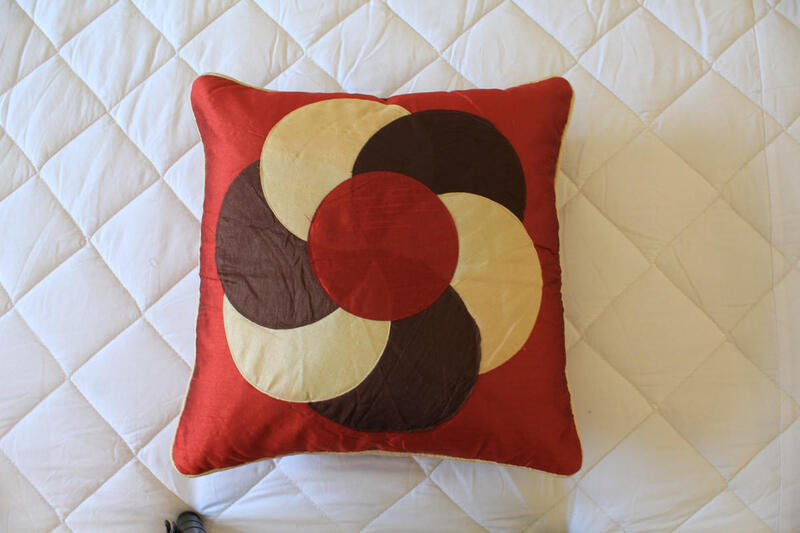 Multicolor Round Design Cushion Cover Set