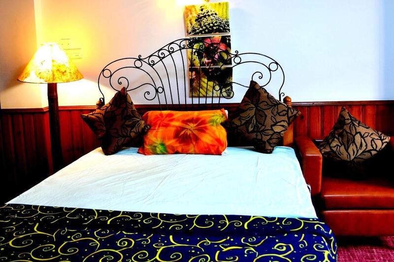 Danphe Metal And Wood Bed In Queen Size