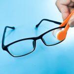 Microfiber Portable Eyeglass Spectacles Sunglass Lens Cleaner Brush Clip Tool with Key Hole (Random Colour , 7×2 cm)