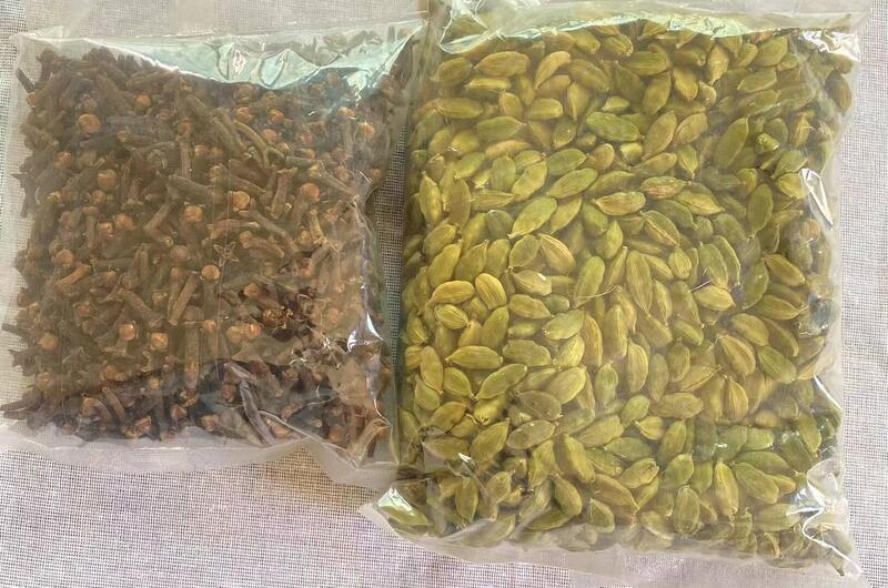 Combo Cardamom Seeds 50 Gm Cloves 50 Gm Packet